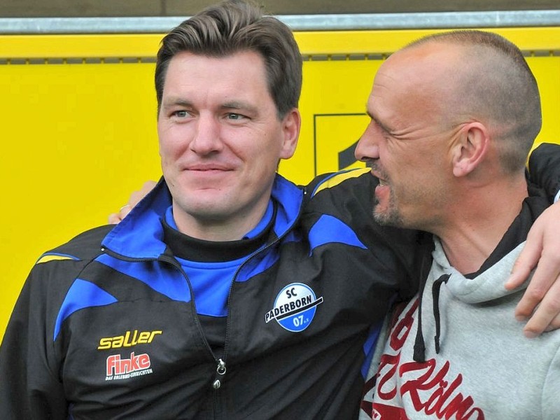 2. Fussball Bundesliga: SC Paderborn - 1. FC Köln 1:2 (0:1). Paderborns Coach Stephan Schmidt (l.) und Kölns Trainer Holger Stanislawski sind gute Freunde.