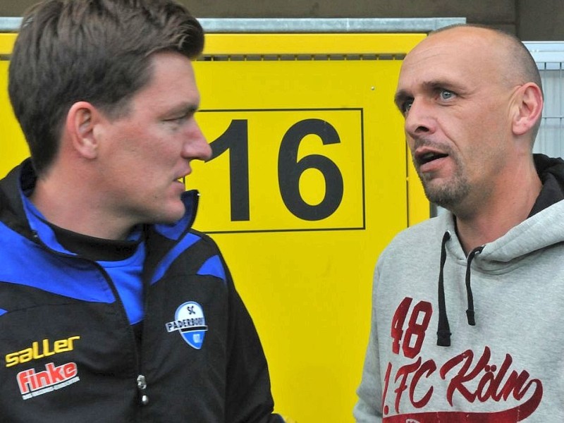 2. Fussball Bundesliga: SC Paderborn - 1. FC Köln 1:2 (0:1). Paderborns Coach Stephan Schmidt (l.) und Kölns Trainer Holger Stanislawski sind gute Freunde.