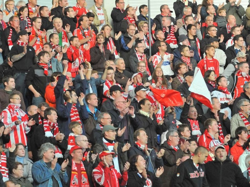 2. Fussball Bundesliga: SC Paderborn - 1. FC Köln 1:2 (0:1). Die Kölner Fans des 1.FC Köln hatten Grund zum Feiern.