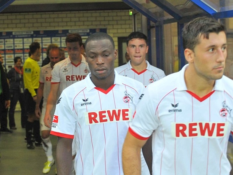 2. Fussball Bundesliga: SC Paderborn - 1. FC Köln 1:2 (0:1). Die Kölner Spieler laufen ein.