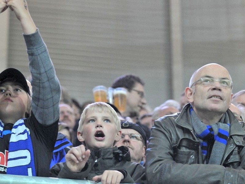 2. Fussball Bundesliga: SC Paderborn - 1. FC Köln 1:2 (0:1). Die Fans des SC Paderborn sind enttäuscht.