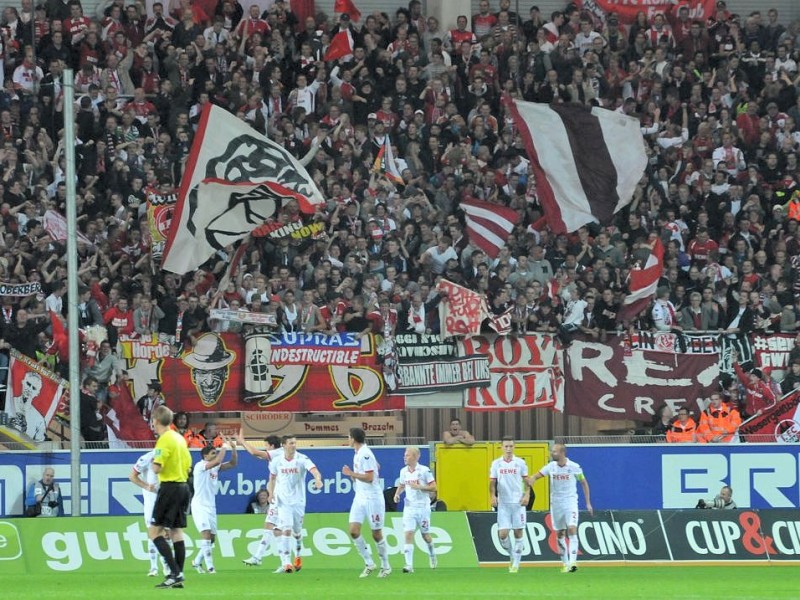 2. Fussball Bundesliga: SC Paderborn - 1. FC Köln 1:2 (0:1). Jubel in der Kölner Fankurve nach dem Siegtreffer.