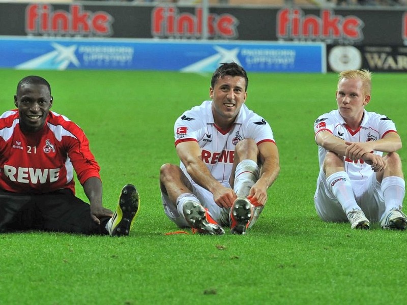 2. Fussball Bundesliga: SC Paderborn - 1. FC Köln 1:2 (0:1). Die Spieler des 1. FC Köln feiern den Sieg.