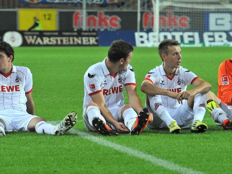 2. Fussball Bundesliga: SC Paderborn - 1. FC Köln 1:2 (0:1). Die Spieler des 1. FC Köln feiern den Sieg.