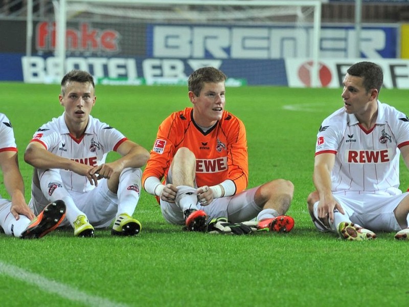 2. Fussball Bundesliga: SC Paderborn - 1. FC Köln 1:2 (0:1). Die Spieler des 1. FC Köln feiern den Sieg.