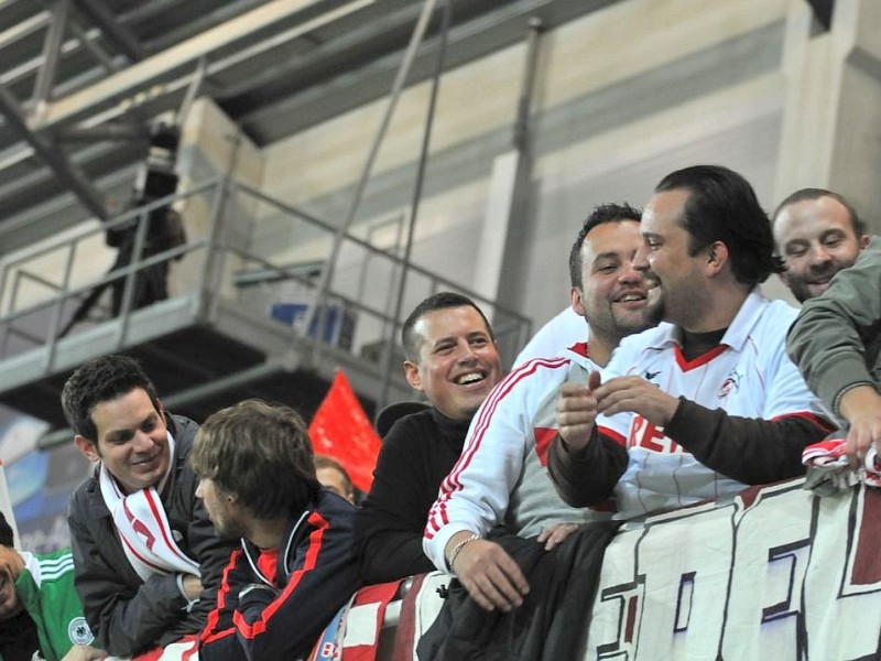 2. Fussball Bundesliga: SC Paderborn - 1. FC Köln 1:2 (0:1). Die Fans des 1. FC Köln feiern den Sieg.