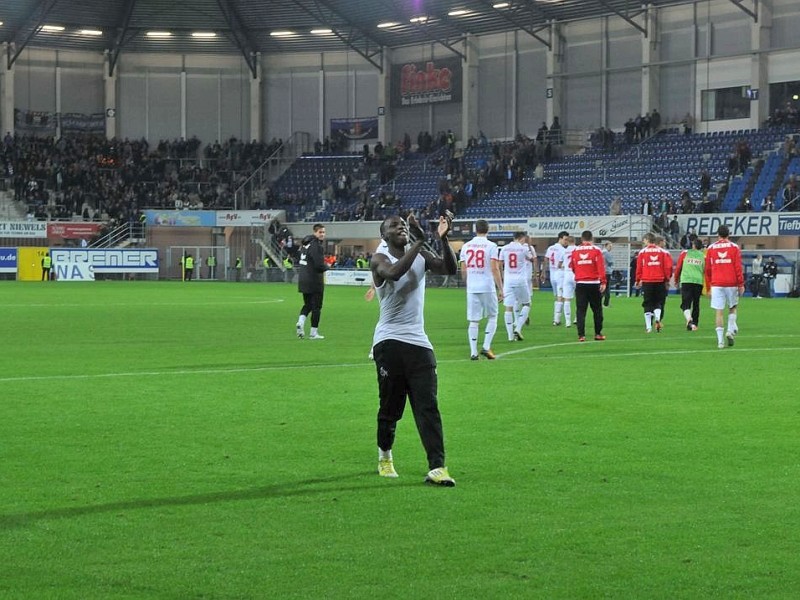 2. Fussball Bundesliga: SC Paderborn - 1. FC Köln 1:2 (0:1). Der Kölner Anthony Ujah feiert mit den Fans.