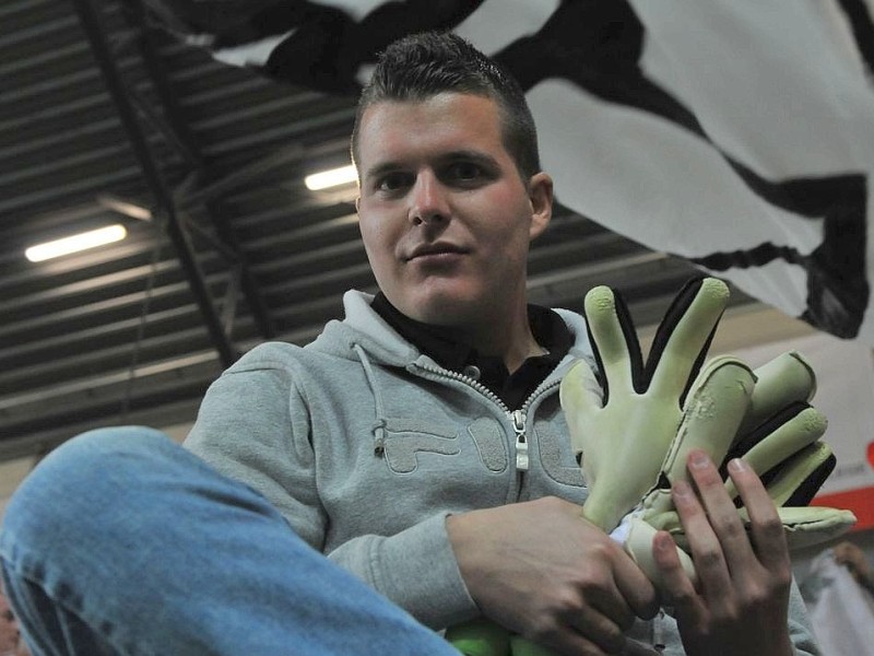 2. Fussball Bundesliga: SC Paderborn - 1. FC Köln 1:2 (0:1). Ein Kölner Fan mit den Torwarthandschuhen nach dem Sieg.