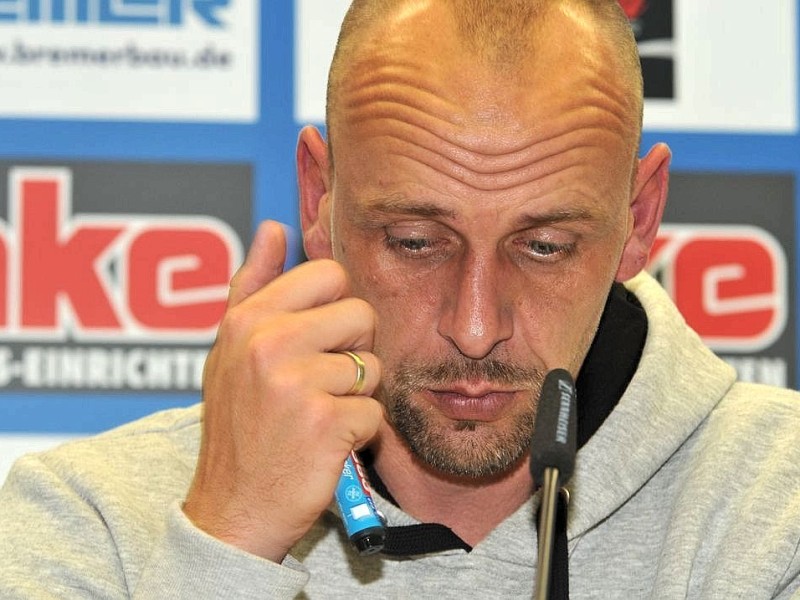 2. Fussball Bundesliga: SC Paderborn - 1. FC Köln 1:2 (0:1): Kölns Trainer Holger Stanislawski bei der Pressekonferenz.