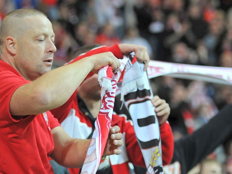 2. Fussball Bundesliga: SC Paderborn - 1. FC Köln 1:2 (0:1). Die Fans des 1. FC Köln feiern den Sieg.