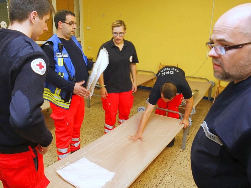 In den Räumen stellen die Einsatzkräfte Feldbetten bereit.