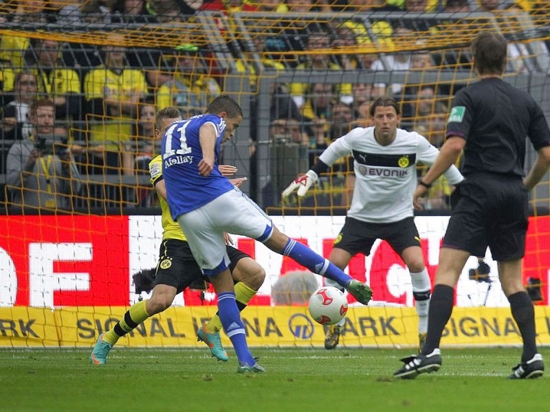 Der FC Schalke 04 hat das Revierderby gegen Borussia Dortmund mit 2:1 (1:0) gewonnen.