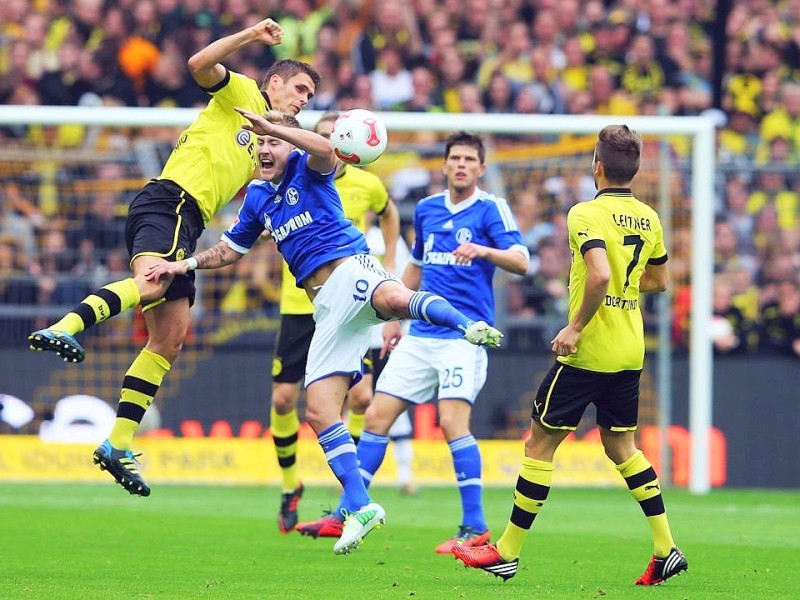 Der FC Schalke 04 hat das Revierderby gegen Borussia Dortmund mit 2:1 (1:0) gewonnen.