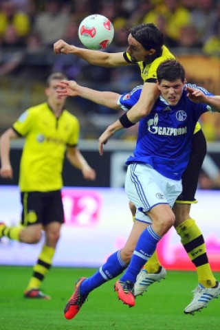 Der FC Schalke 04 hat das Revierderby gegen Borussia Dortmund mit 2:1 (1:0) gewonnen.