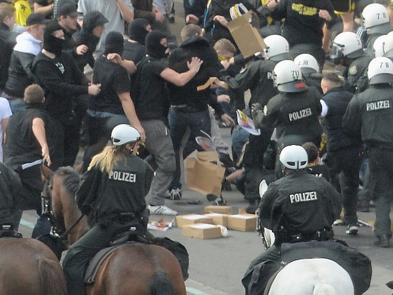 Beim Revierderby in Dortmund ist es am Samstag zu Ausschreitungen gekommen...