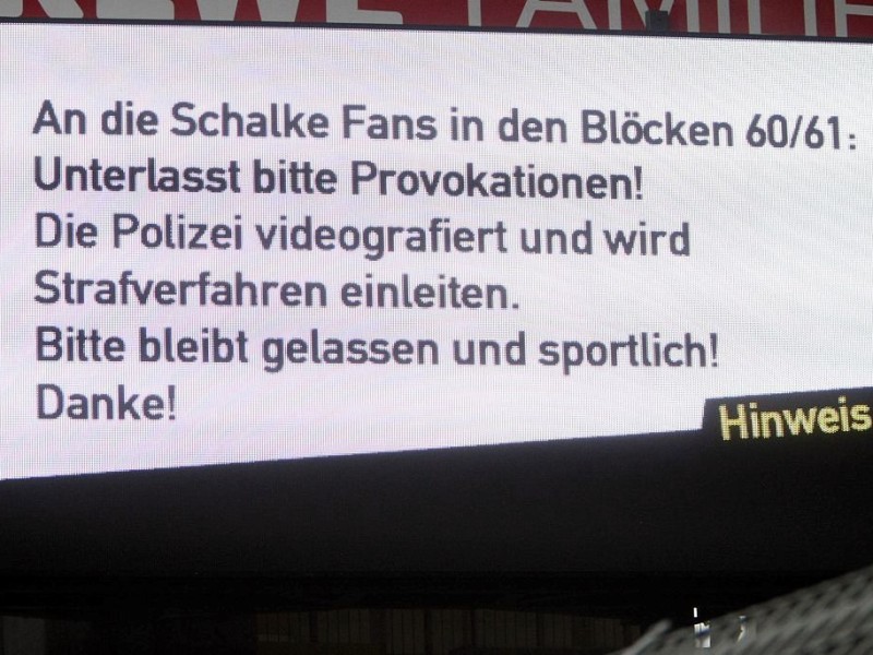 Während des Spiels ging es mit den gegenseitigen Provokationen zwischen Fans des FC Schalke 04 und dem BVB weiter.