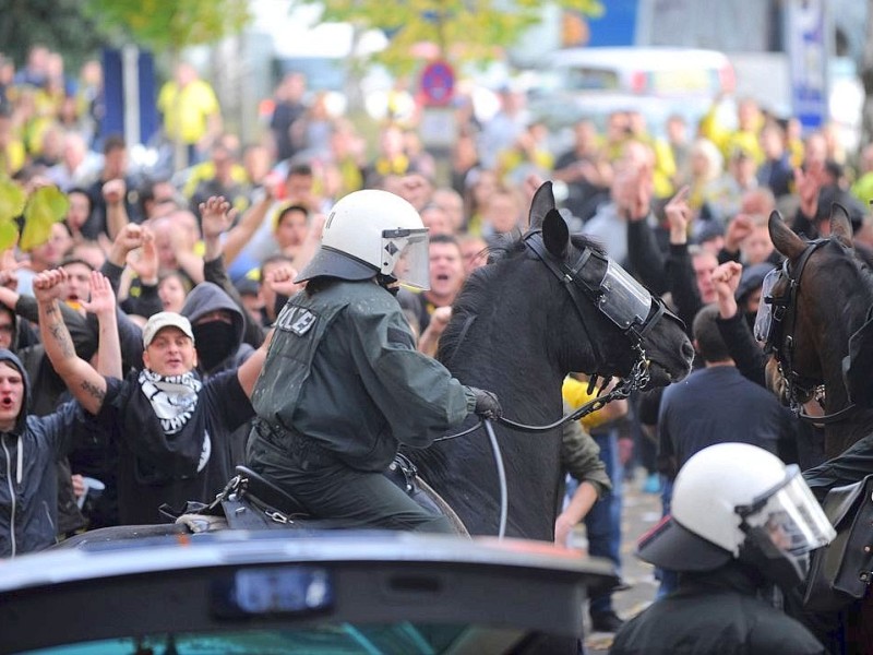 Die Stimmung rund um das Revier-Derby Borussia Dortmund gegen Schalke 04 war teils äußerst aggressiv. Die Polizei musste gegen gewaltbereite Fans beider Gruppen vorgehen.