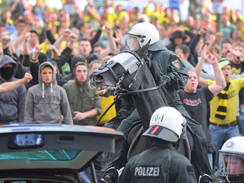 Die Stimmung rund um das Revier-Derby Borussia Dortmund gegen Schalke 04 war teils äußerst aggressiv. Die Polizei musste gegen gewaltbereite Fans beider Gruppen vorgehen.