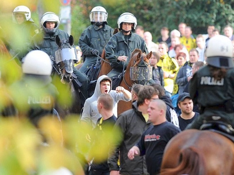 Die Stimmung rund um das Revier-Derby Borussia Dortmund gegen Schalke 04 war teils äußerst aggressiv. Die Polizei musste gegen gewaltbereite Fans beider Gruppen vorgehen.