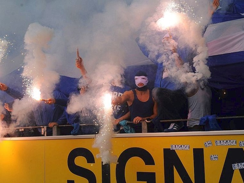 Die Stimmung rund um das Revier-Derby Borussia Dortmund gegen Schalke 04 war teils äußerst aggressiv. Die Polizei musste gegen gewaltbereite Fans beider Gruppen vorgehen.