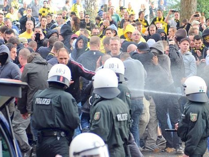 Die Stimmung rund um das Revier-Derby Borussia Dortmund gegen Schalke 04 war teils äußerst aggressiv. Die Polizei musste gegen gewaltbereite Fans beider Gruppen vorgehen.