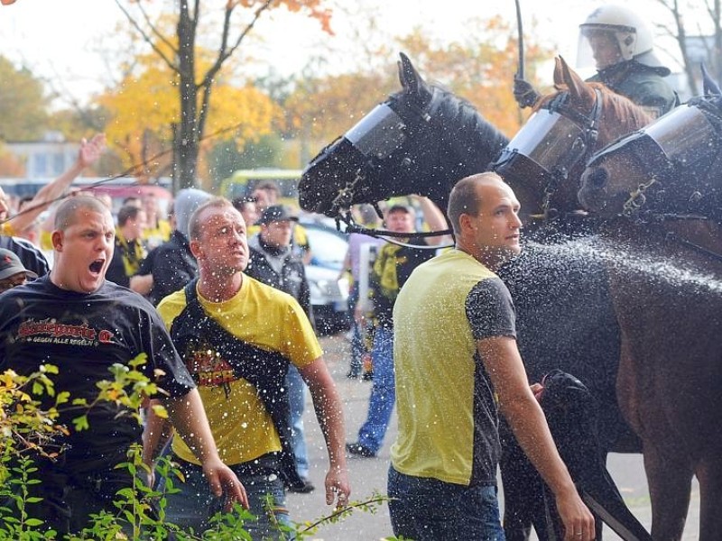 Die Stimmung rund um das Revier-Derby Borussia Dortmund gegen Schalke 04 war teils äußerst aggressiv. Die Polizei musste gegen gewaltbereite Fans beider Gruppen vorgehen.