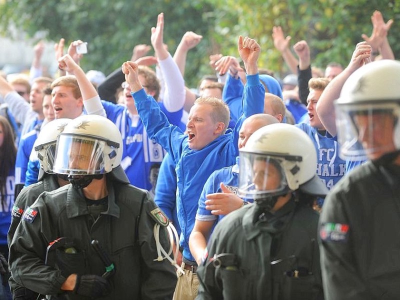 Die Stimmung rund um das Revier-Derby Borussia Dortmund gegen Schalke 04 war teils äußerst aggressiv. Die Polizei musste gegen gewaltbereite Fans beider Gruppen vorgehen.