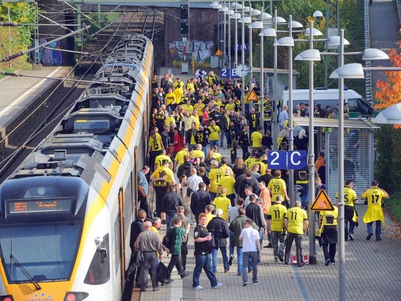 Die Stimmung rund um das Revier-Derby Borussia Dortmund gegen Schalke 04 war teils äußerst aggressiv. Die Polizei musste gegen gewaltbereite Fans beider Gruppen vorgehen.