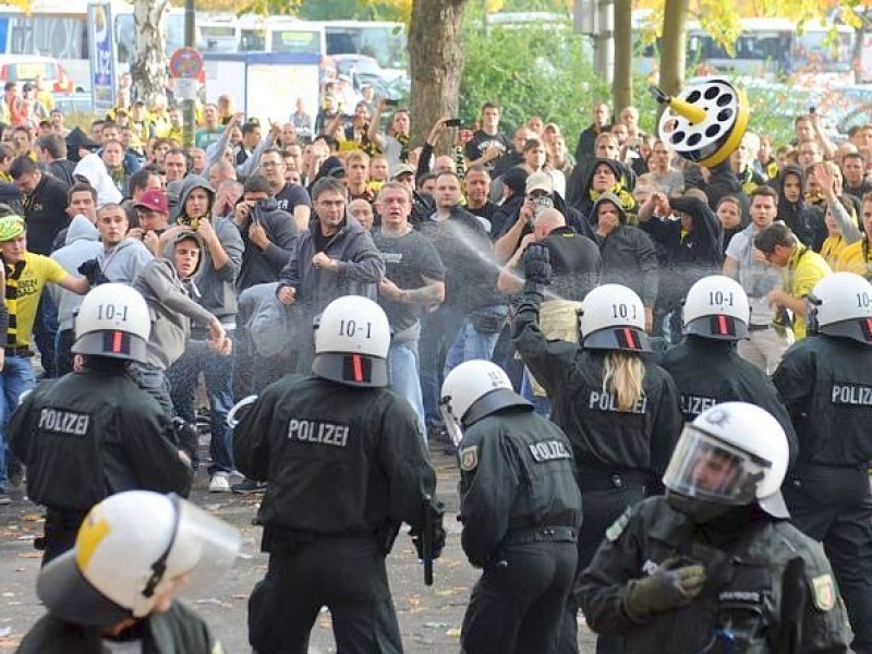 Die Stimmung rund um das Revier-Derby Borussia Dortmund gegen Schalke 04 war teils äußerst aggressiv. Die Polizei musste gegen gewaltbereite Fans beider Gruppen vorgehen.