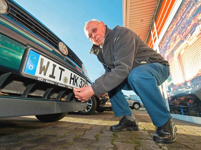 Am Mittwoch, den 14.11.2012 wurden an dem Straßenverkerhsamt in Witten-Herbede erstmals seit 1976 wieder amtliche Kennzeichen mit dem Kürzel WIT ausgegeben. Klaus Müller tauschte auf dem Parkplatz vor der Zulassungsstelle sein Nummernschild aus. Foto: Olaf Ziegler / WAZ FotoPool