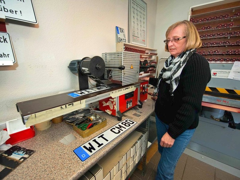 Am Mittwoch, den 14.11.2012 wurden an dem Straßenverkerhsamt in Witten-Herbede erstmals seit 1976 wieder amtliche Kennzeichen mit dem Kürzel WIT ausgegeben. Christa Bergmann arbeitet bei der Schilderfirma von der Heyden und hatte an diesem Tag viel zu tun. Foto: Olaf Ziegler / WAZ FotoPool