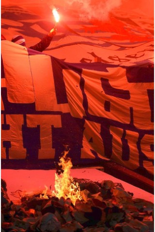 Wenige Anhänger des FC Schalke 04 sorgten am während des Spitzenspiels gegen Eintracht Frankfurt für Feuer und Qualm in der Nordkurve der Schalke-Arena.