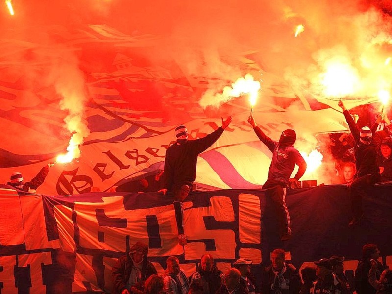 Wenige Anhänger des FC Schalke 04 sorgten am während des Spitzenspiels gegen Eintracht Frankfurt für Feuer und Qualm in der Nordkurve der Schalke-Arena.