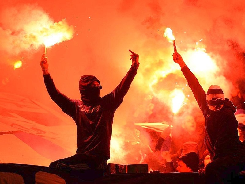 Wenige Anhänger des FC Schalke 04 sorgten am während des Spitzenspiels gegen Eintracht Frankfurt für Feuer und Qualm in der Nordkurve der Schalke-Arena.