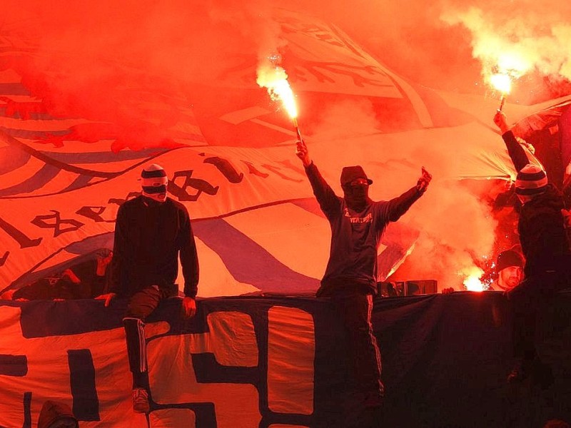 Wenige Anhänger des FC Schalke 04 sorgten am während des Spitzenspiels gegen Eintracht Frankfurt für Feuer und Qualm in der Nordkurve der Schalke-Arena.