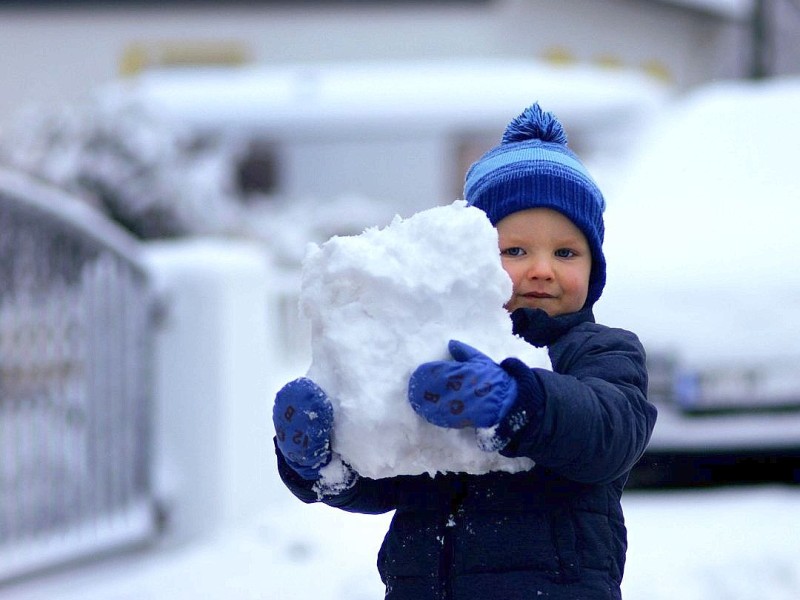 Der kleine Pepik freut sich über den Schnee in Lüdenscheid.