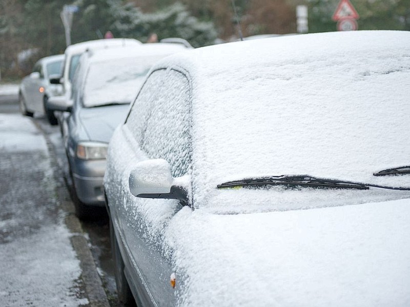 Heftige Schneeschauer bedecken parkende Autos am Bochumer Wiesental.