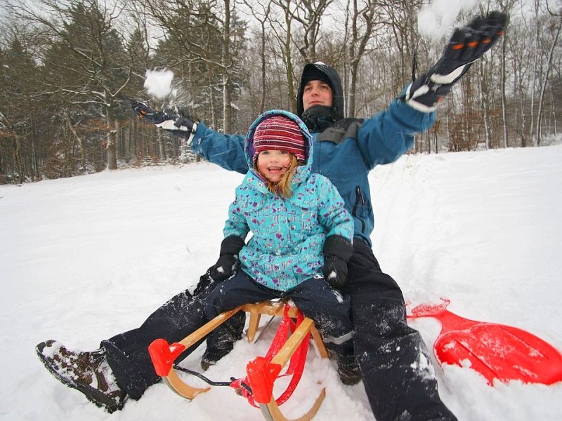 Winter, Schnee und Eis im Märkischen Kreis laden zum Rodeln ein, wie hier am Rodelhang nahe Mesekendahl. Stefan Wegener ist mit seiner Tocher Judith (4 Jahre) extra aus Herdecke angereist.