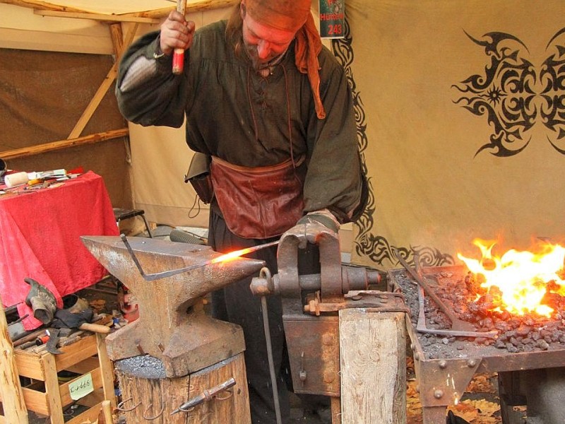 Weihnachtsmarkt Bochum mit seinem Mittelaltermarkt und vielen Ständen zum Probieren und Ausprobieren am 03.Dezember 2012 in Bochum,Nähe Husemannplatz.Der Schmied Fynn zeigt gern seine Kunst des Schmiedens in der heißen Glut des Feuers.   Foto: Claudia Schütte / WAZ FotoPool