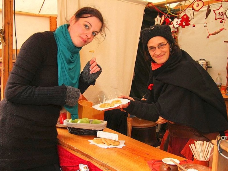 Weihnachtsmarkt Bochum mit seinem Mittelaltermarkt und vielen Ständen zum Probieren und Ausprobieren am 03.Dezember 2012 in Bochum,Nähe Husemannplatz.li.,Kristina Bruns probiert veganische Apfelringe bei Hexe Cara,Carmen von Vucetic.    Foto: Claudia Schütte / WAZ FotoPool