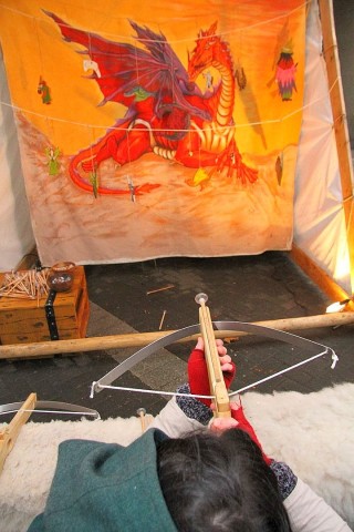 Weihnachtsmarkt Bochum mit seinem Mittelaltermarkt und vielen Ständen zum Probieren und Ausprobieren am 03.Dezember 2012 in Bochum,Nähe Husemannplatz.Auf Drachenjagd geht Babsy mit einer Armbrust.   Foto: Claudia Schütte / WAZ FotoPool