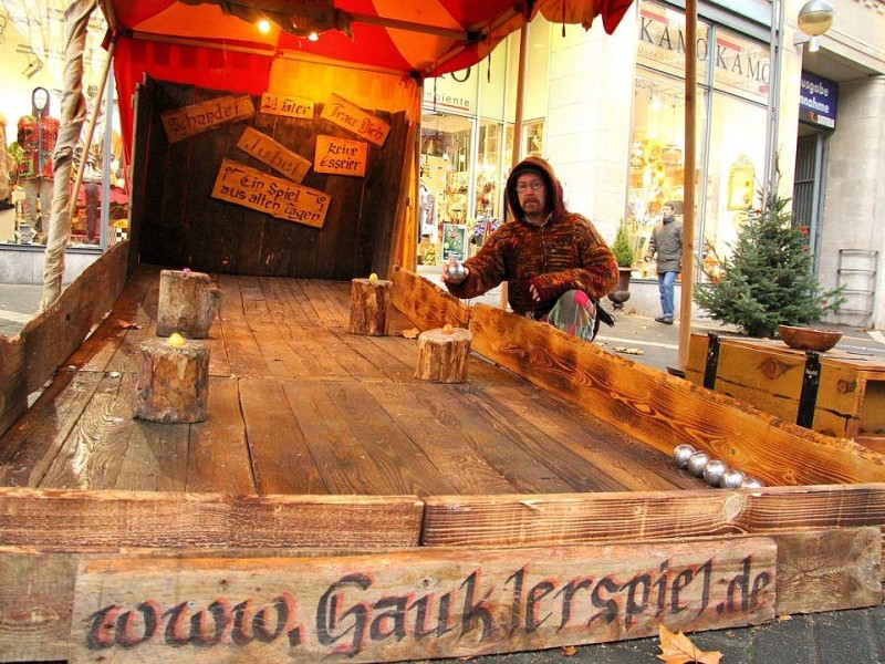 Weihnachtsmarkt Bochum mit seinem Mittelaltermarkt und vielen Ständen zum Probieren und Ausprobieren am 03.Dezember 2012 in Bochum,Nähe HusemannplatzDer Eierknacker John versteht sein Handwerk.Mit Boolkugeln werden die hartgekochten Eier abgetroffen.Geschicklichkeit und Kraft erfordert diese alt, schnelle  traditionelle Sportart.   Foto: Claudia Schütte / WAZ FotoPool