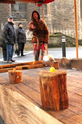 Weihnachtsmarkt Bochum mit seinem Mittelaltermarkt und vielen Ständen zum Probieren und Ausprobieren am 03.Dezember 2012 in Bochum,Nähe HusemannplatzDer Eierknacker John versteht sein Handwerk.Mit Boolkugeln werden die hartgekochten Eier abgetroffen.Geschicklichkeit und Kraft erfordert diese alt, schnelle  traditionelle Sportart.   Foto: Claudia Schütte / WAZ FotoPool