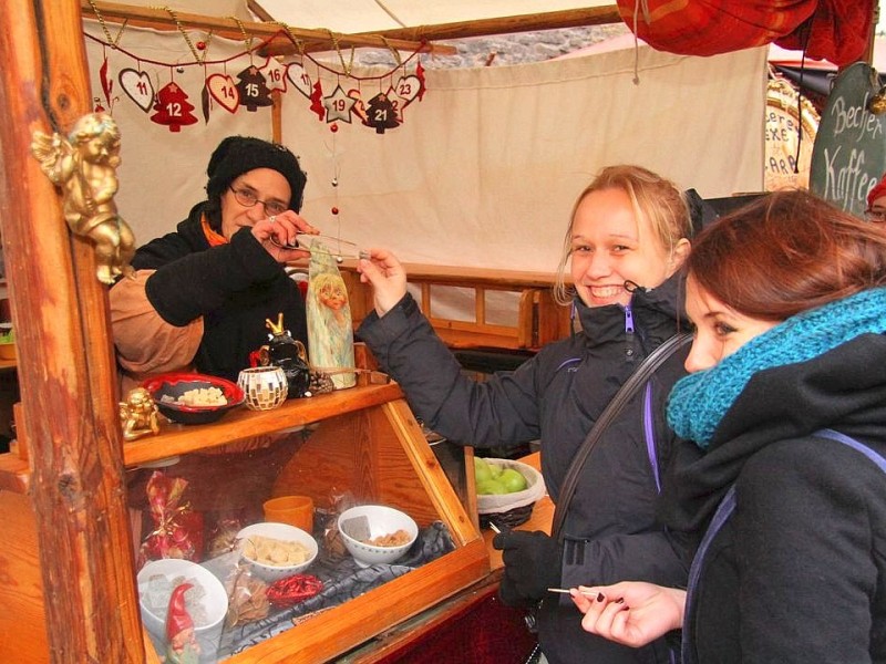 Weihnachtsmarkt Bochum mit seinem Mittelaltermarkt und vielen Ständen zum Probieren und Ausprobieren am 03.Dezember 2012 in Bochum,Nähe Husemannplatz.Christine  kostet die leckeren Sahnekaramel Bonbons bei Hexe Cara,Carmen von Vucetic.   Foto: Claudia Schütte / WAZ FotoPool