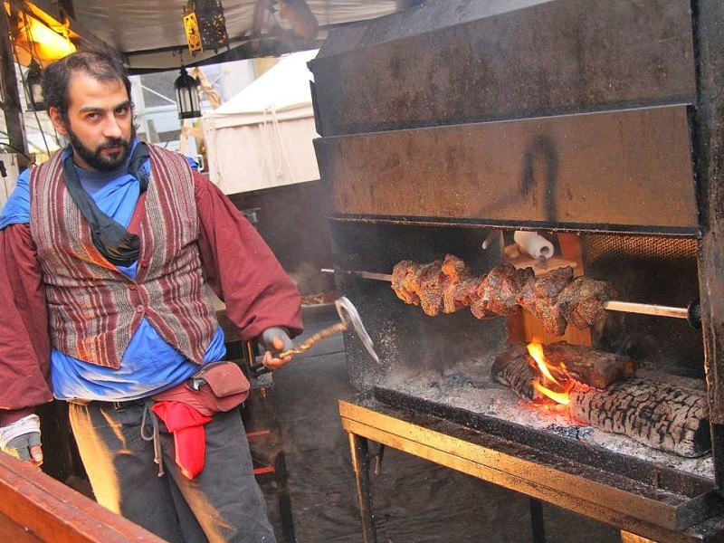 Weihnachtsmarkt Bochum mit seinem Mittelaltermarkt und vielen Ständen zum Probieren und Ausprobieren am 03.Dezember 2012 in Bochum,Nähe Husemannplatz.Mutzbraten auf thüringischer Art von Onur Sahin.   Foto: Claudia Schütte / WAZ FotoPool