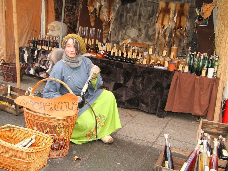 Weihnachtsmarkt Bochum mit seinem Mittelaltermarkt und vielen Ständen zum Probieren und Ausprobieren am 03.Dezember 2012 in Bochum,Nähe Husemannplatz.Natascha Suckran verkauft Beerenmet und Liköre in Faschen abgefüllt.   Foto: Claudia Schütte / WAZ FotoPool