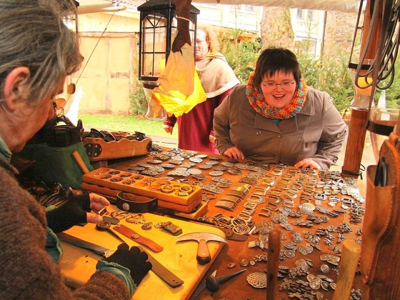 Weihnachtsmarkt Bochum mit seinem Mittelaltermarkt und vielen Ständen zum Probieren und Ausprobieren am 03.Dezember 2012 in Bochum,Nähe Husemannplatz.Jessica Weiss (31) läßt sich eine Gürtelschlaufe von Edgar Eichner dem Riemenschneider anfertigen.   Foto: Claudia Schütte / WAZ FotoPool