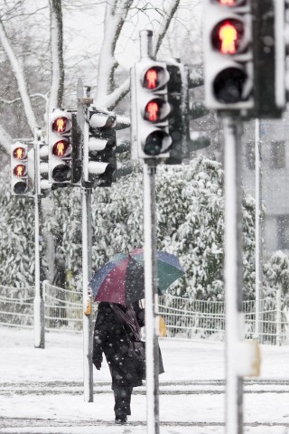 Winterwetter in der Innenstadt in Moers am Freitag, 07.12.2012. Foto: Bernd Lauter/WAZ FotoPool