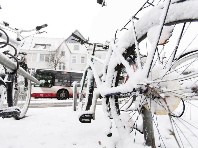 Winterwetter in der Innenstadt in Moers am Freitag, 07.12.2012. Foto: Bernd Lauter/WAZ FotoPool