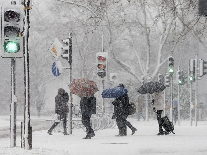 Winterwetter am Koeniglichen Hof in Moers am Freitag, 07.12.2012. Foto: Bernd Lauter/WAZ FotoPool